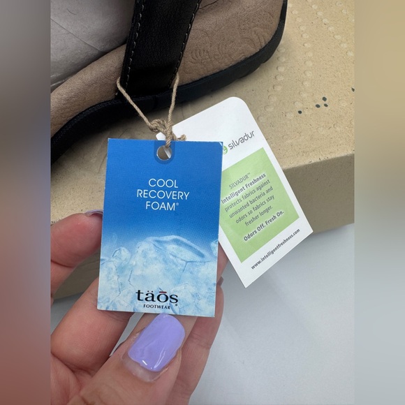 NEW NIB Taos Award Sandals Leather Black Cool Recovery Foam Studded Design - Picture 6 of 7